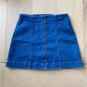 urban outfitters zip up denim skirt (size med.)